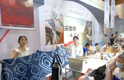 展現(xiàn)璀璨文化印記 獲稱&ldquo;淄博新的城市名片 &rdquo; 我院&ldquo;絲綢國風(fēng)文創(chuàng)產(chǎn)品&rdquo;作為淄博文化靈魂三件套亮相第四屆國際文博會(huì)
